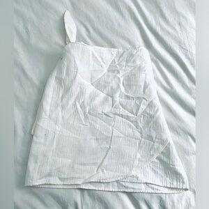 Essentials Asymmetrical Cream Skirt. 95% coton.